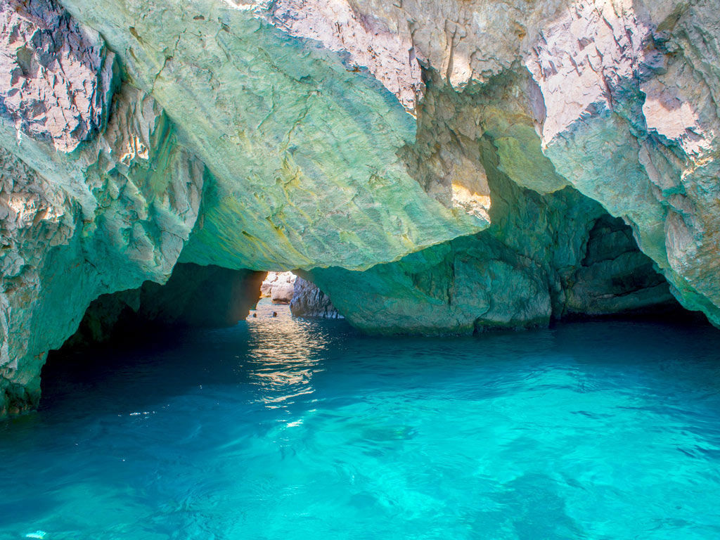 capri-boat-tour-green-grotto-turquoise