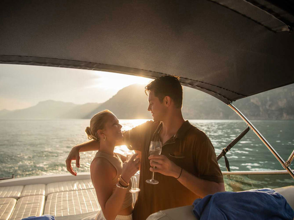 private-boat-tour-amalfi-coast-couple-kissing