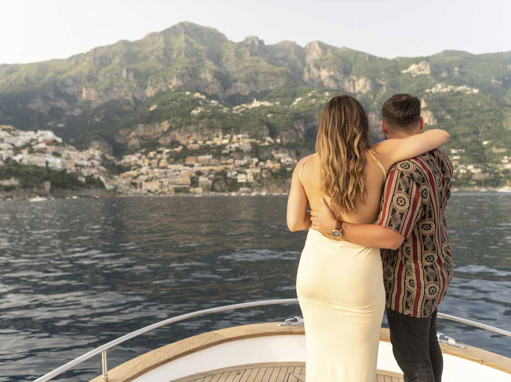 private-boat-tour-amalfi-coast-couple-positano-view