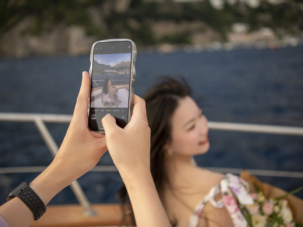 amalfi-boat-tour-couple-prosecco-toast