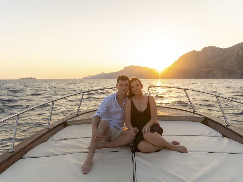 amalfi-boat-tour-couple-relaxing