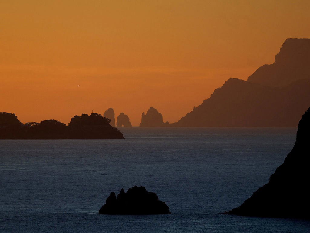 amalfi-boat-tour-faraglioni-sunset-ligalli-capri