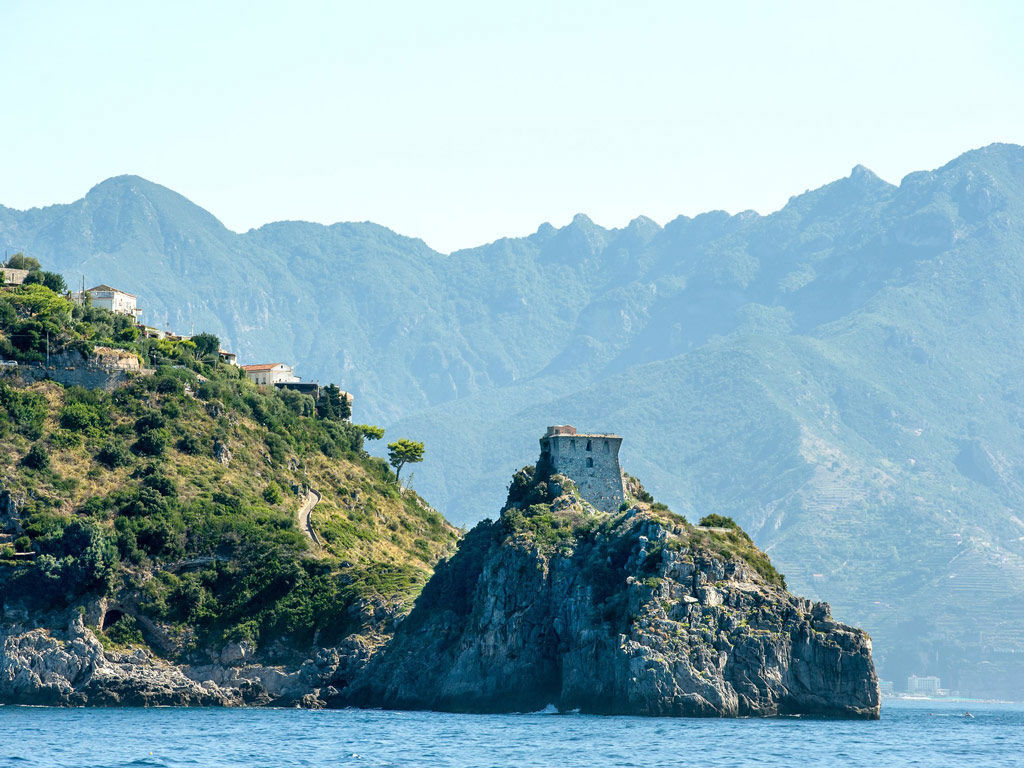 boat-tour-amalfi-coast-defensive-tower-on-the-amalfi-coast