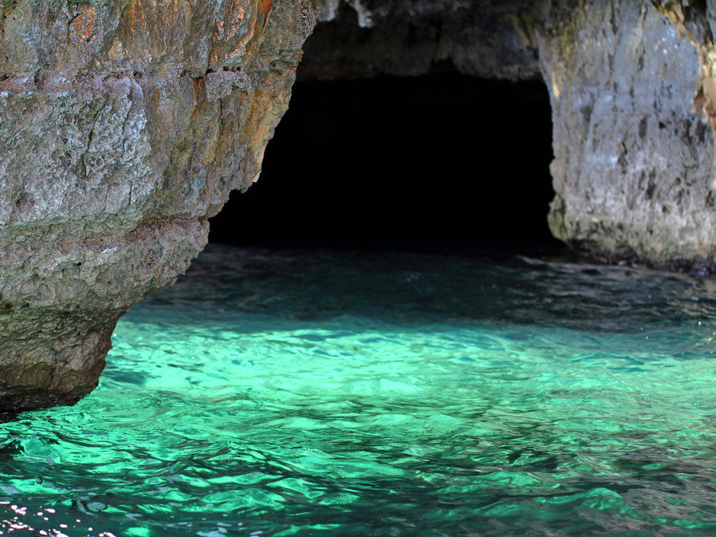 boat-tour-amalfi-coast-green-grotto-capri