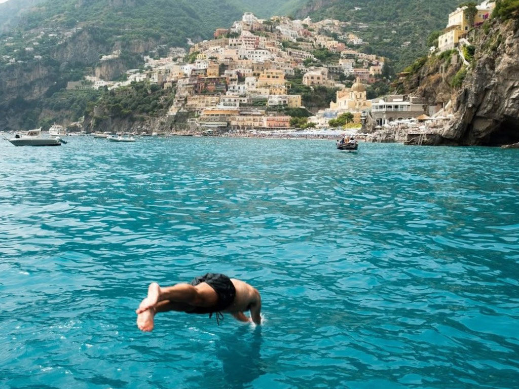 boat-tour-amalfi-coast-guest-swimming-jump