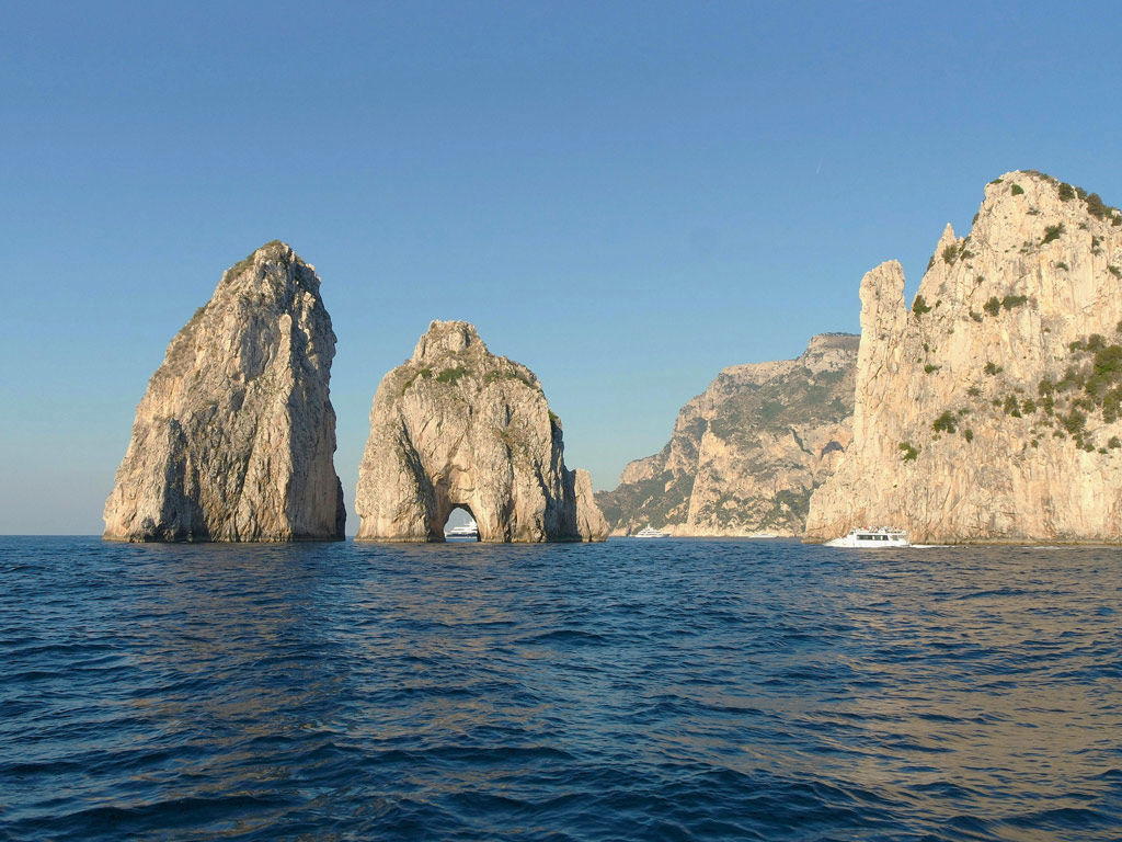 boat-tour-amalfi-coast-rocky-cliffs