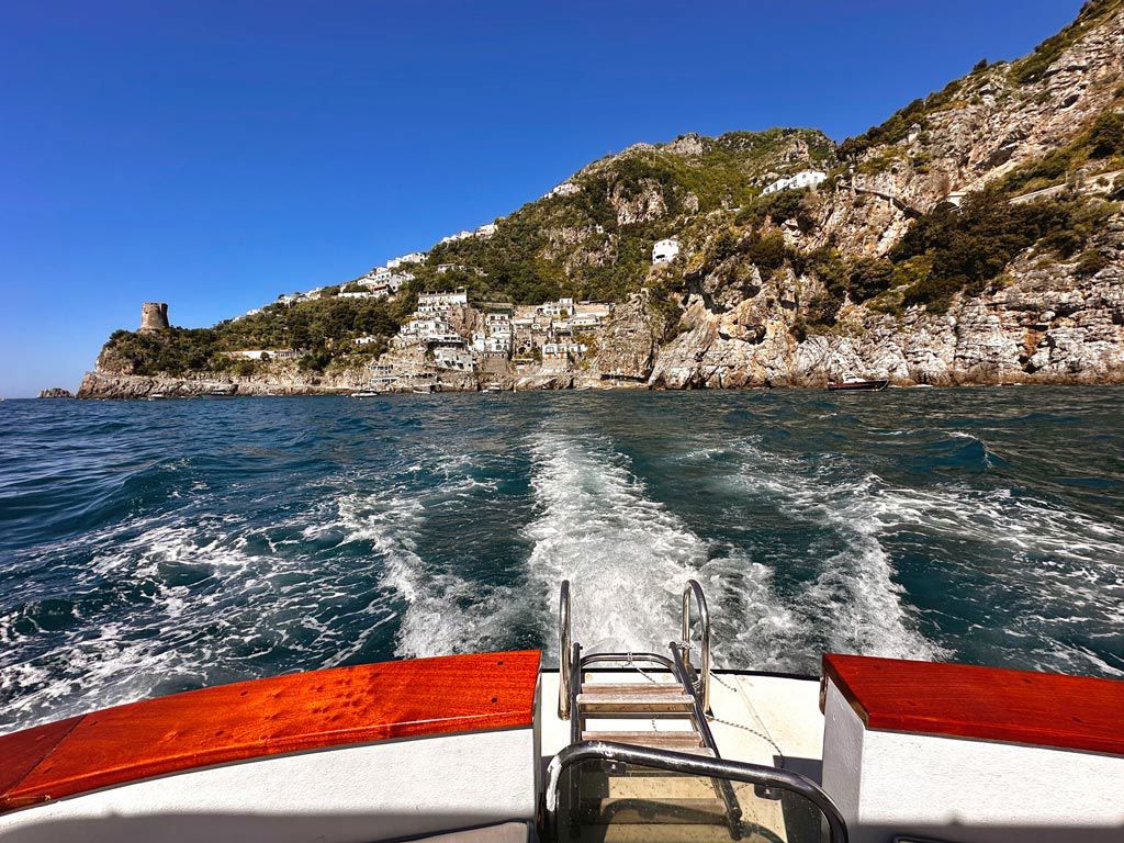 amalfi-coast-tour-boat-saling