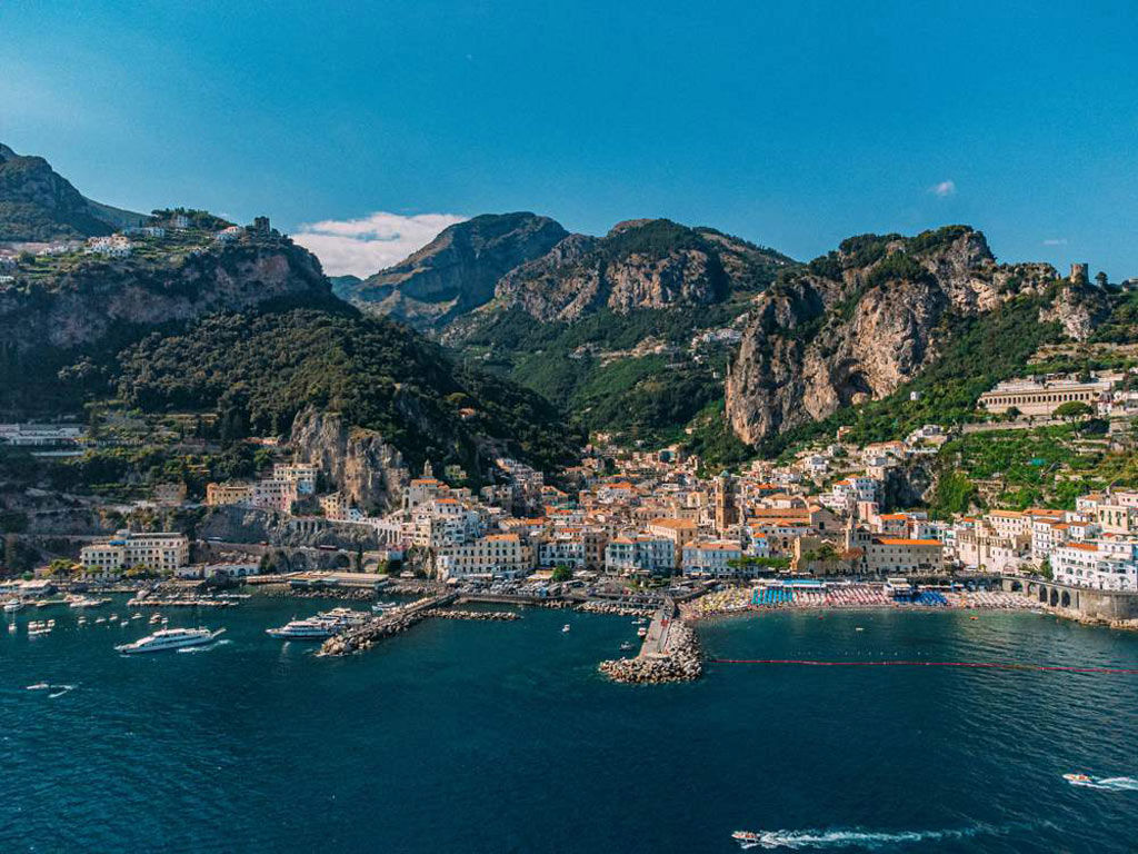 amalfi-coast-tour-cruising-coastline