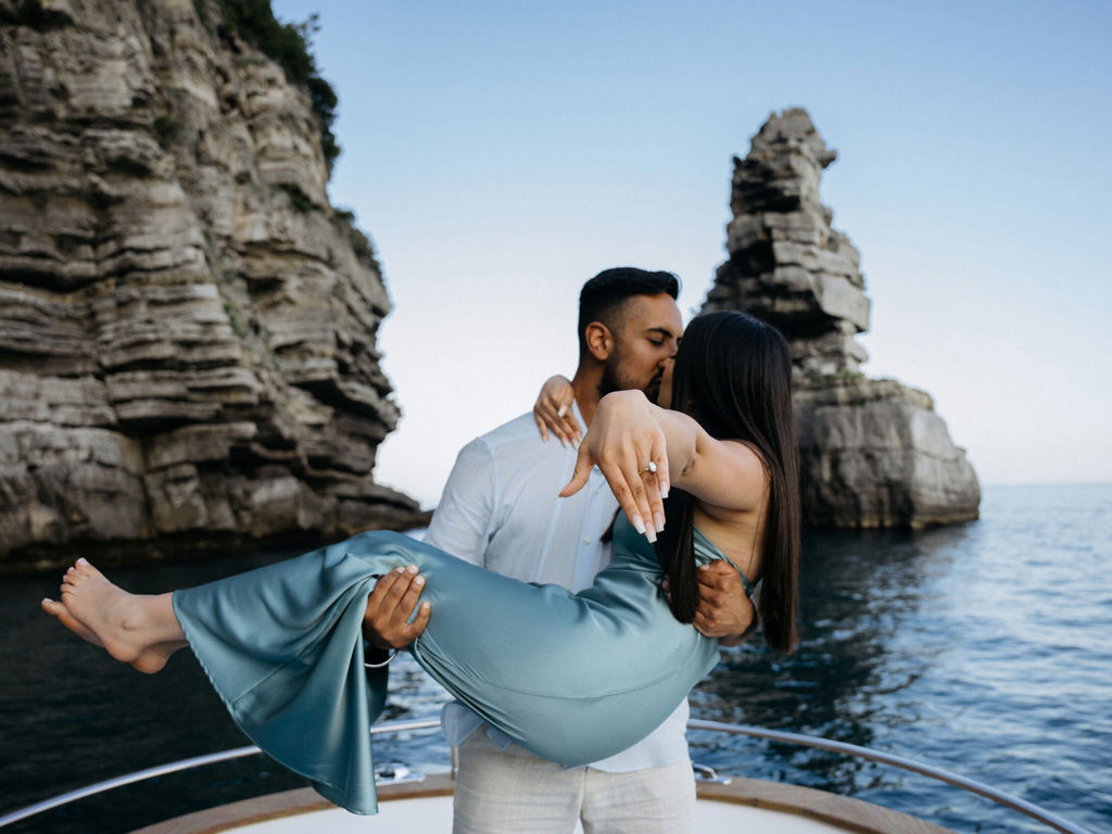 amalfi-coast-tour-wedding-proposal-couple-embrace