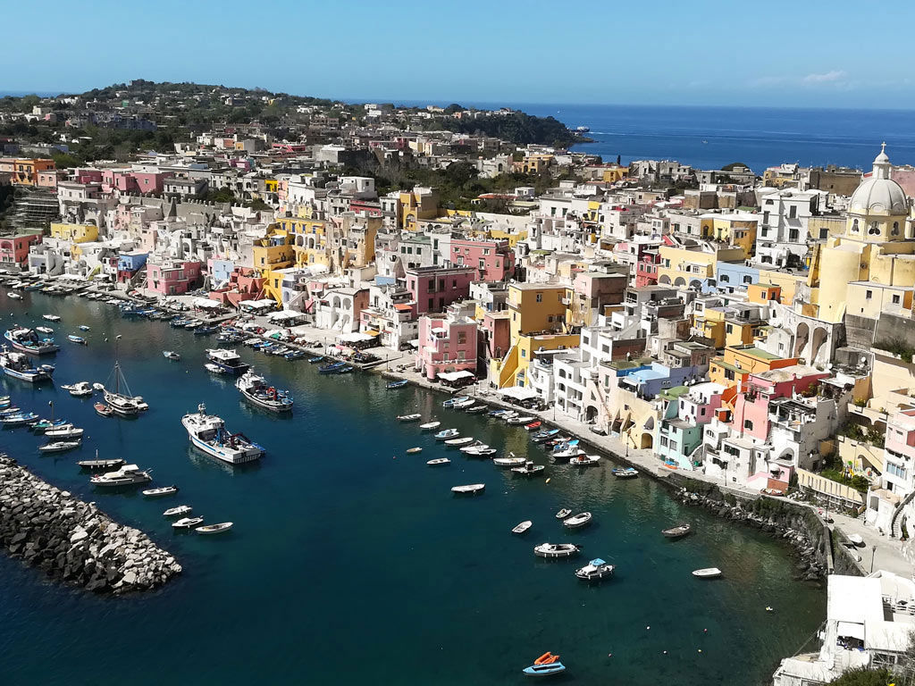procida-island-italy-marina-grande