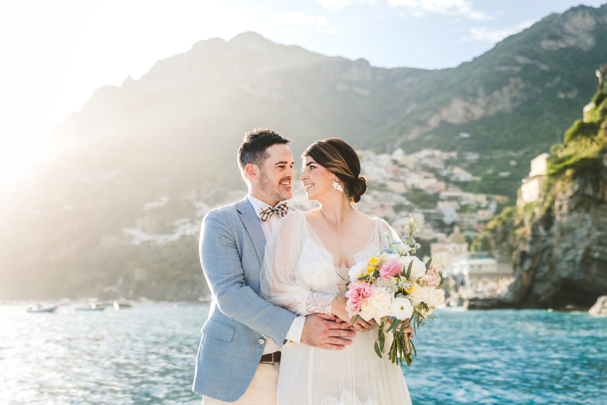 ritratto-sposi-barca-positano-bouquet-golden-hour