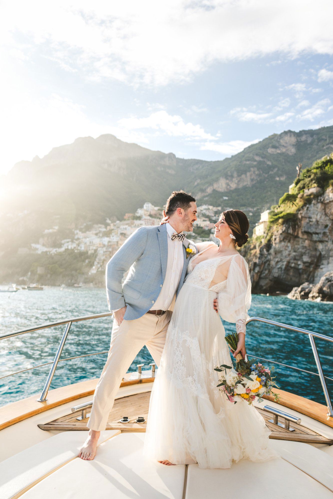 sposi-abbraccio-barca-positano-wedding-photo-shoot
