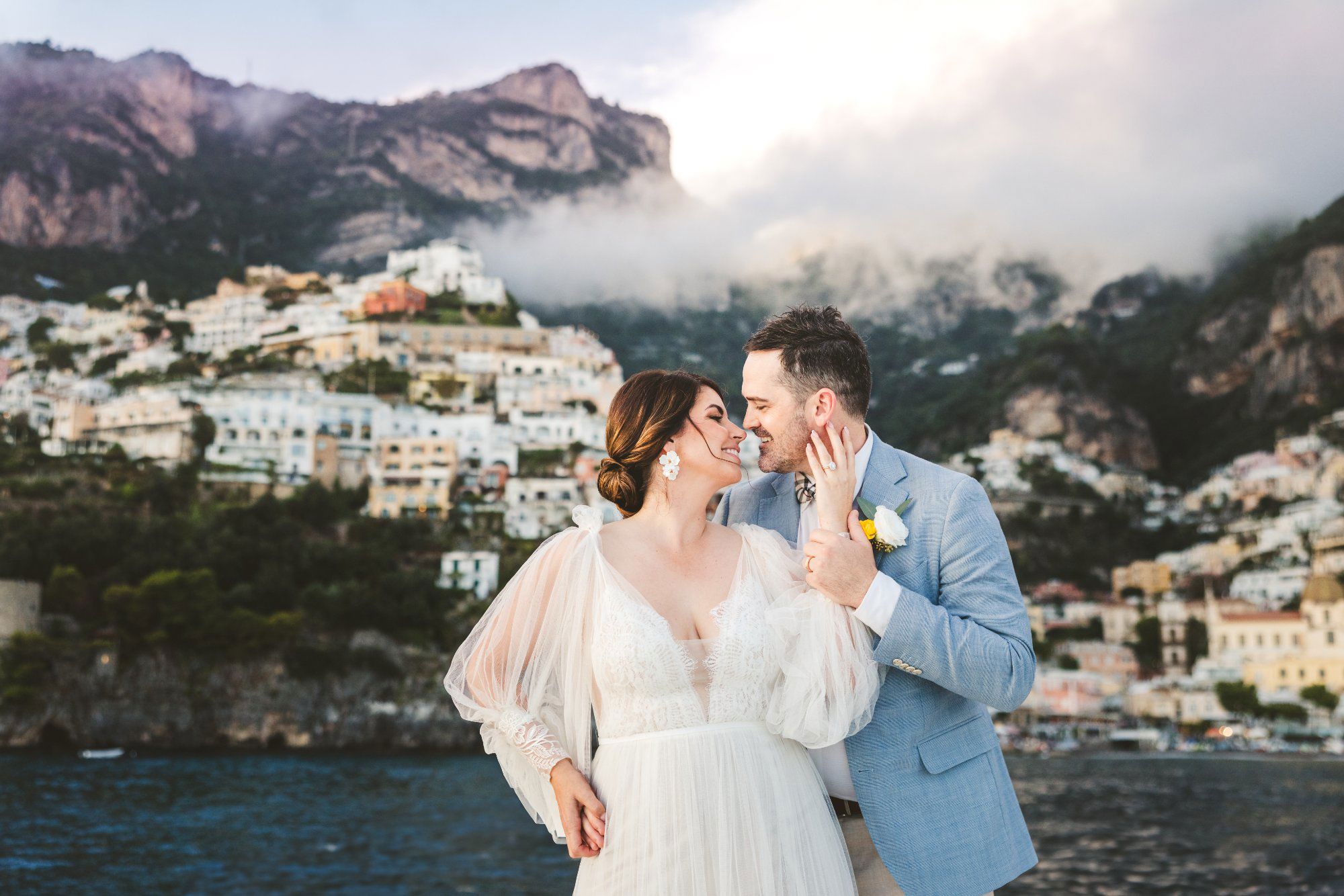 sposi-bacio-barca-panorama-positano-wedding