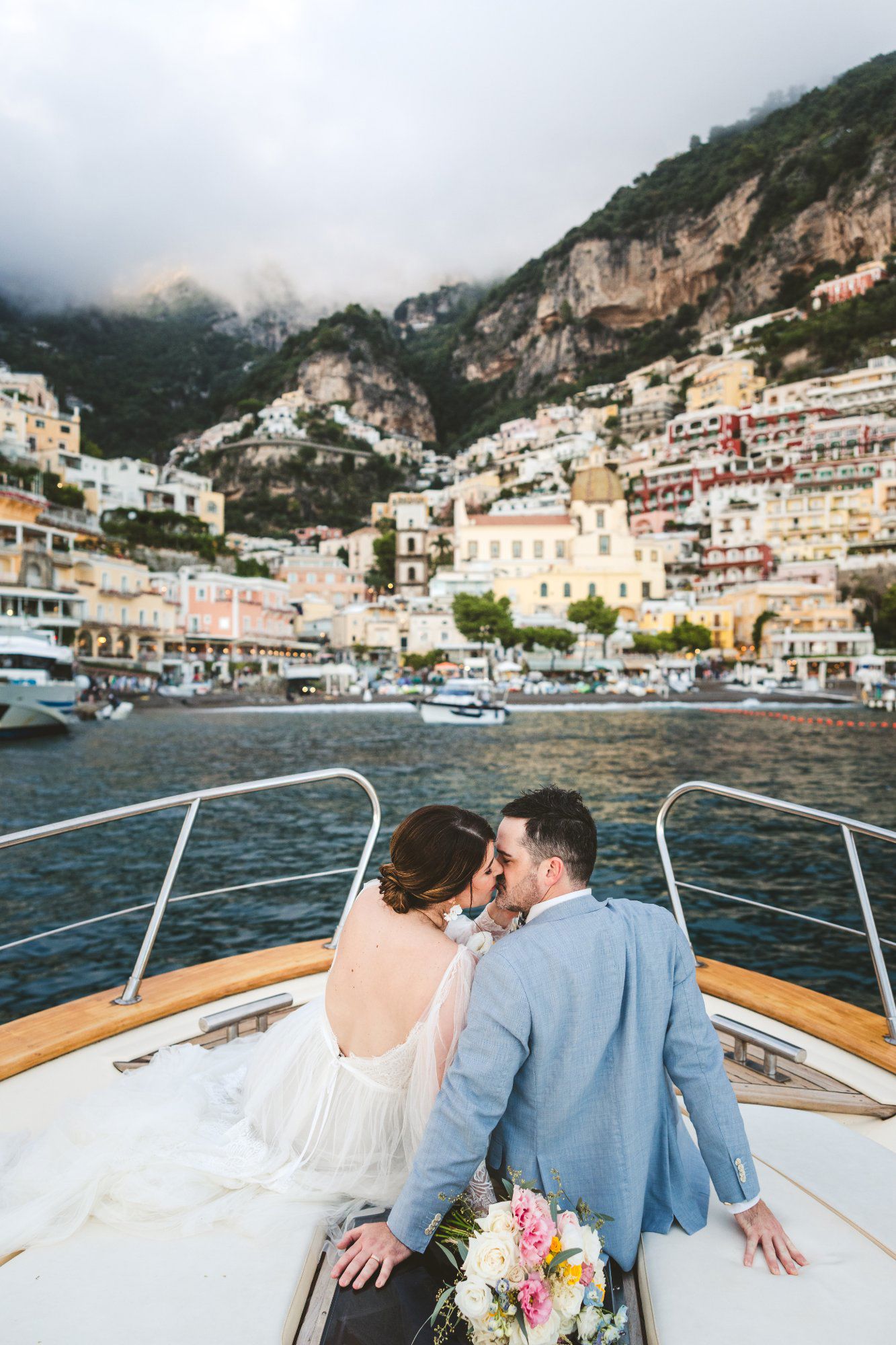 sposi-bacio-prua-barca-positano-tramonto-wedding