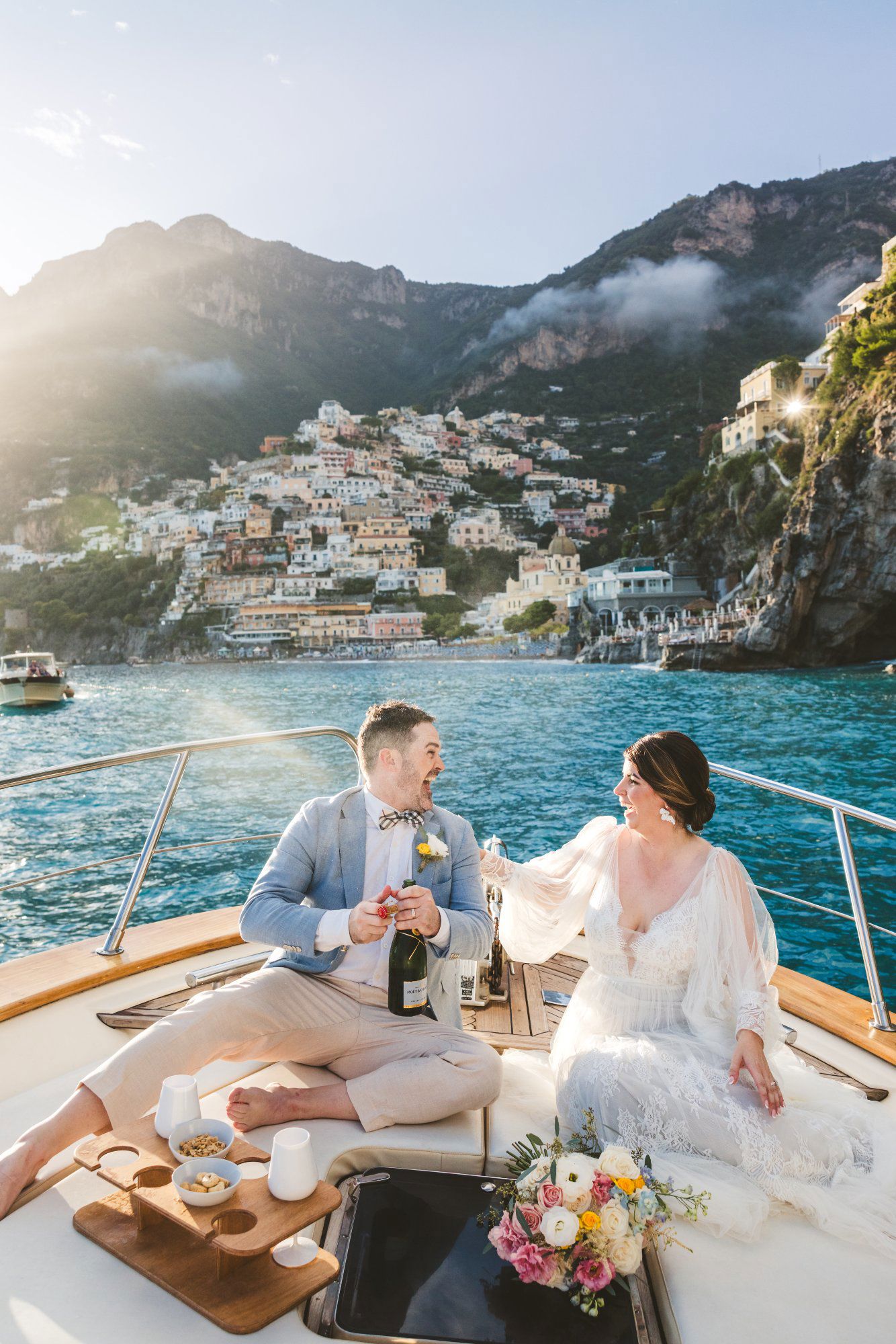 sposi-champagne-barca-positano-wedding-celebration
