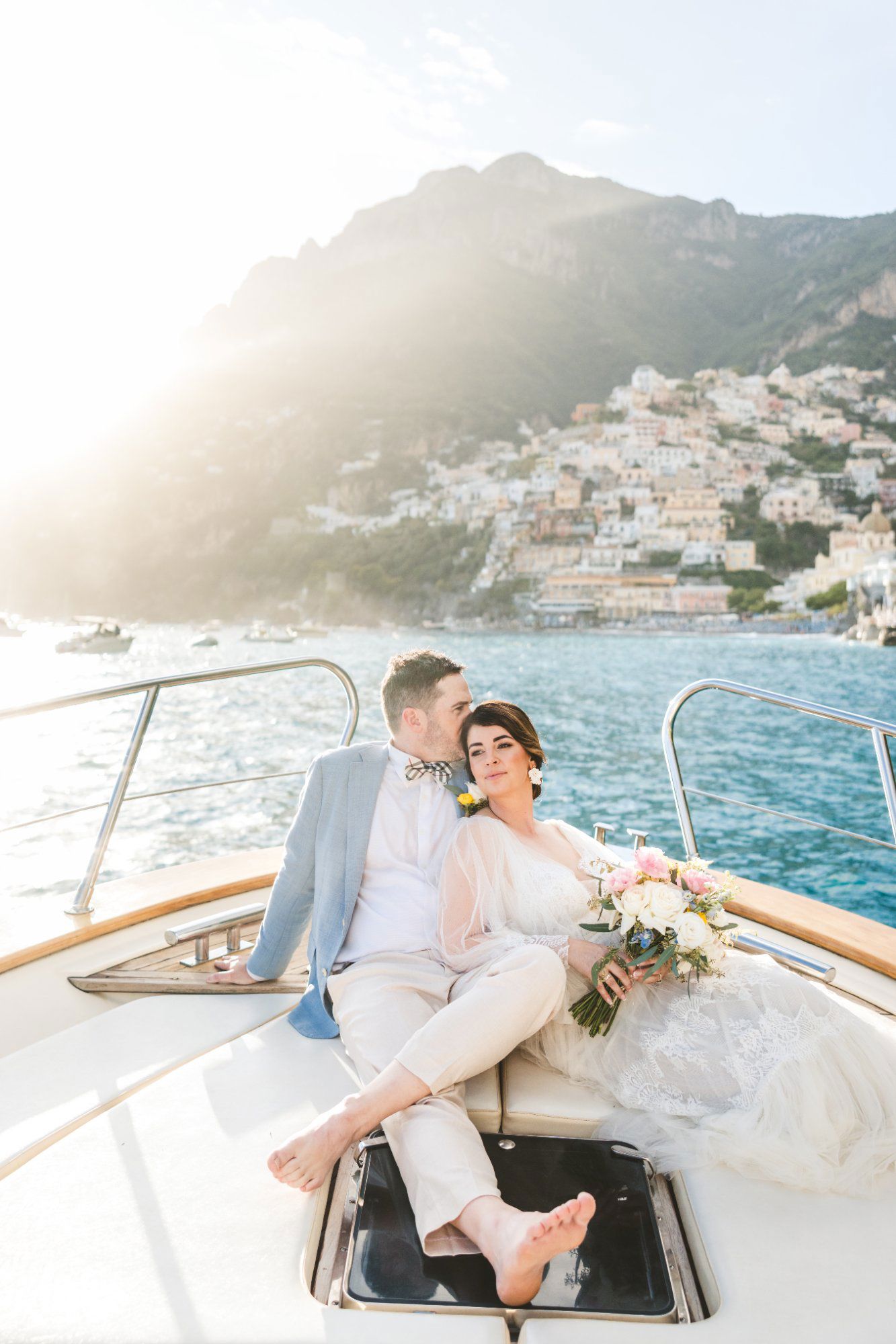 sposi-relax-prua-barca-positano-wedding-tour