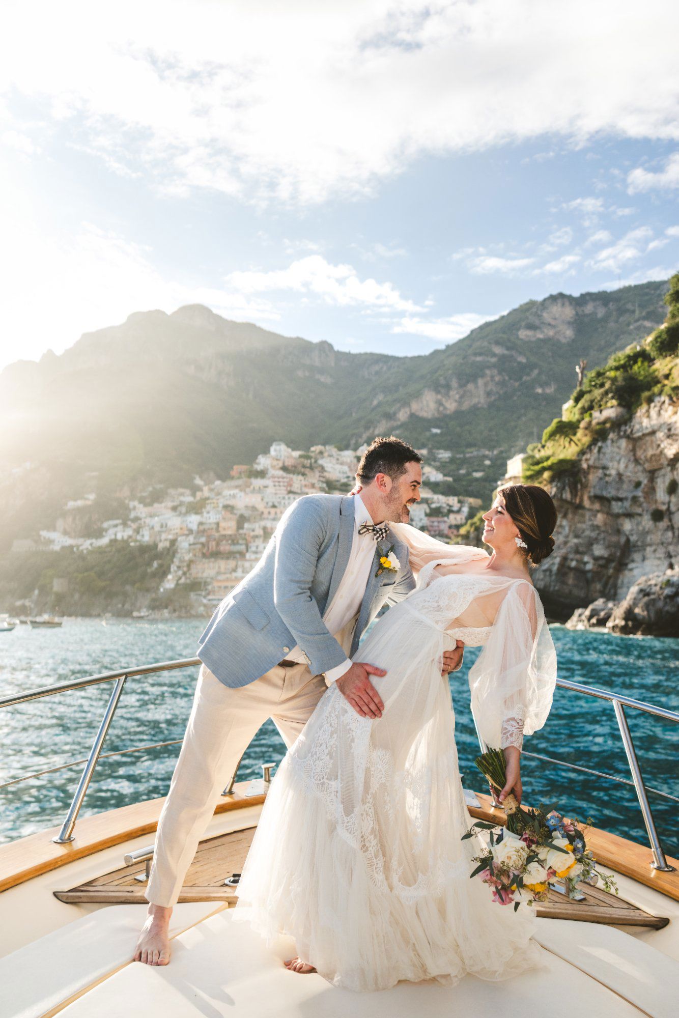 sposi-ridono-barca-positano-amalfi-coast-wedding