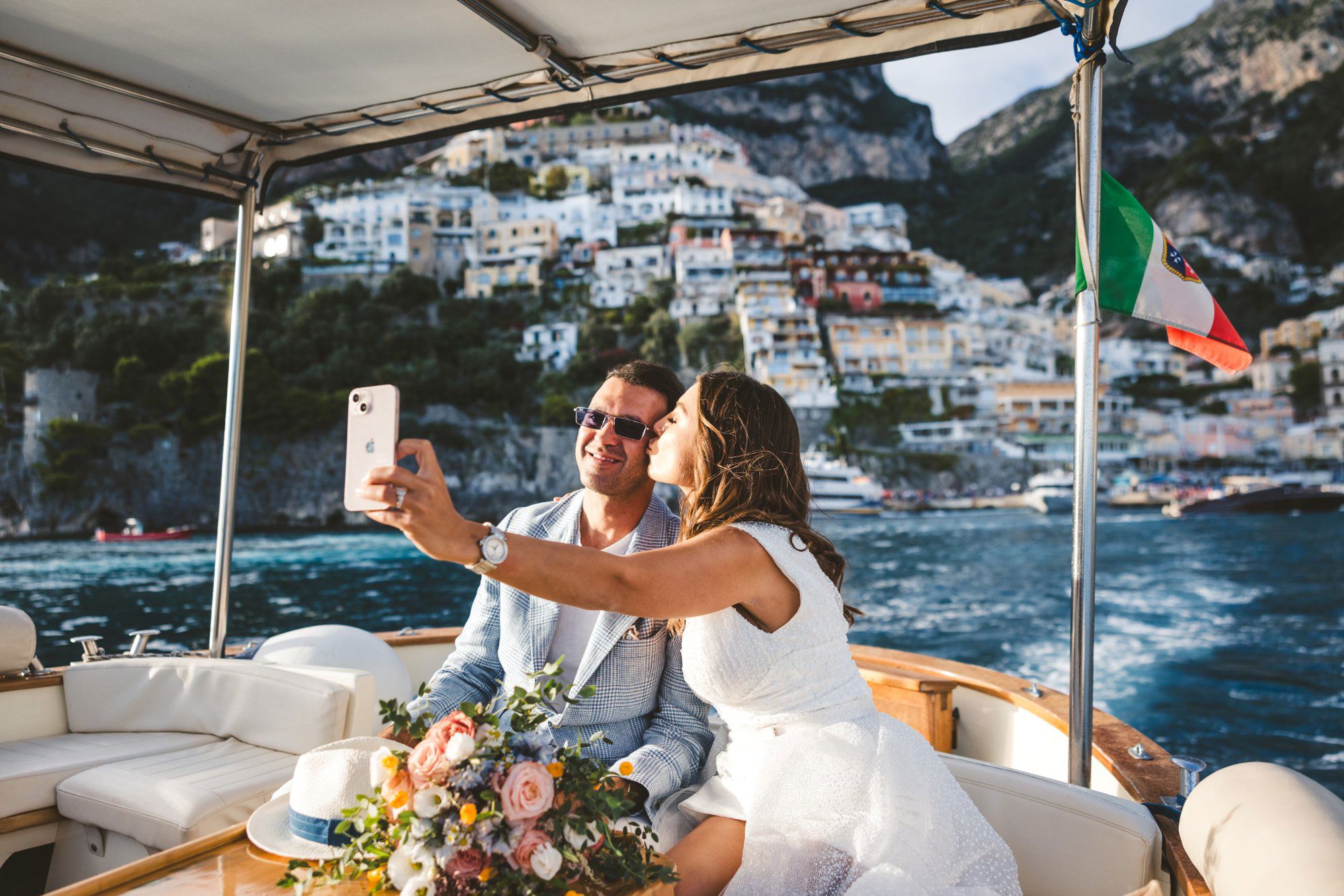 sposi-selfie-barca-positano-wedding-tour-bandiera-italiana