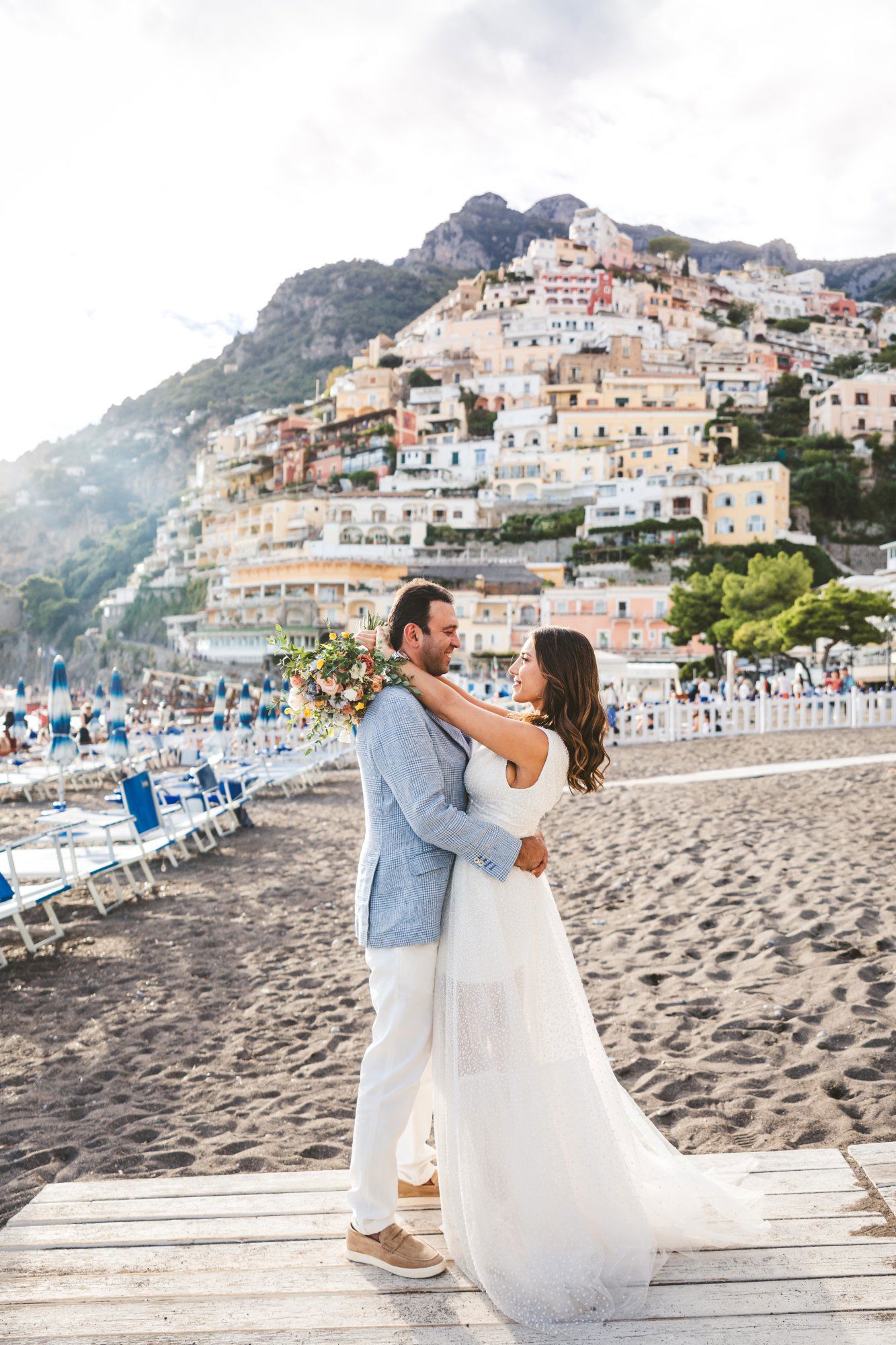 sposi-spiaggia-grande-positano-abbraccio-piramide-case