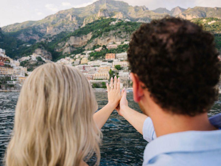 amalfi-coast-tour-wedding-proposal-couple-kiss
