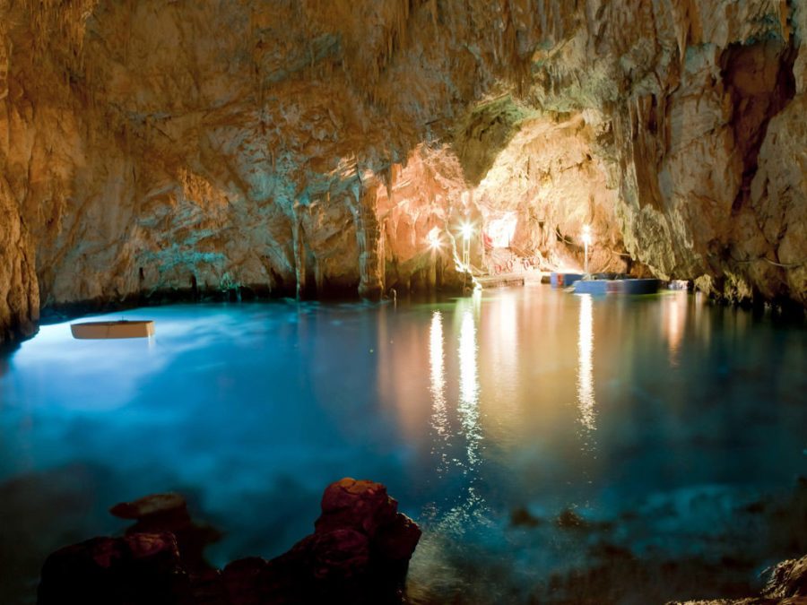 amalfi-coast-tours-emerald-grotto-green-water
