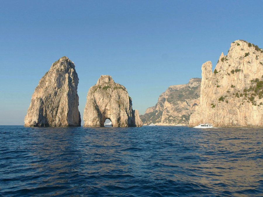 boat-tour-amalfi-coast-rocky-cliffs