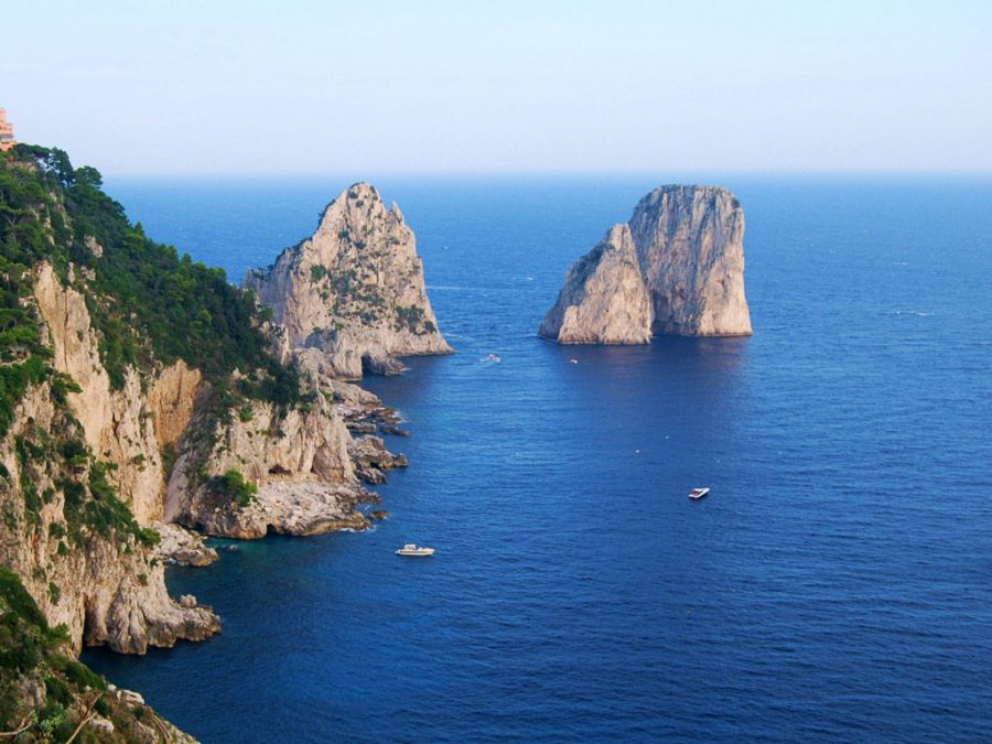capri-boat-tour-faraglioni-panoramic-cliff