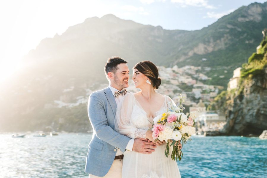 ritratto-sposi-barca-positano-bouquet-golden-hour