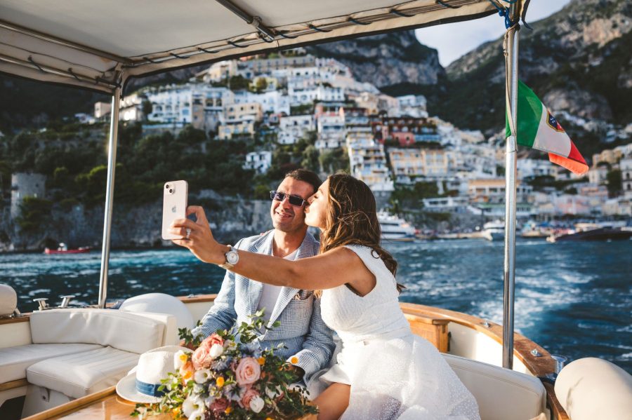 sposi-selfie-barca-positano-wedding-tour-bandiera-italiana